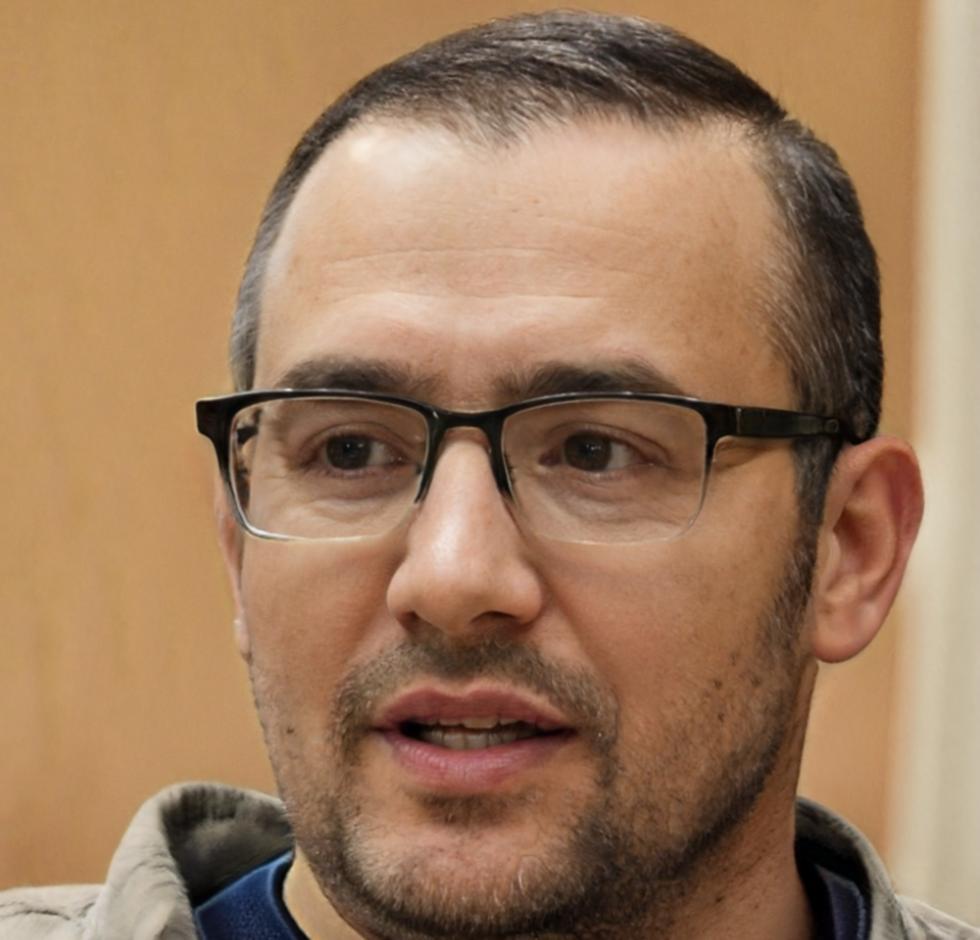 Urbano Mendoza, instructor de peluquería